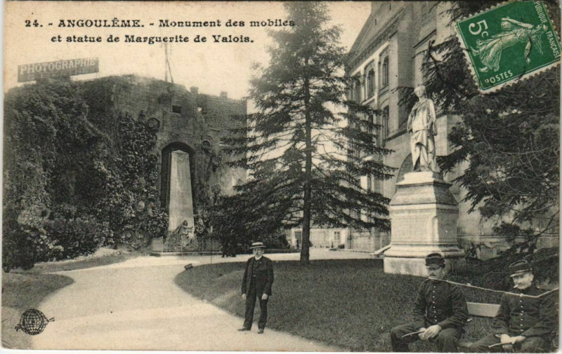 Carte postale ancienne Angouleme- Monument des Mobiles&Statue de Marguerite France à Angoulême
