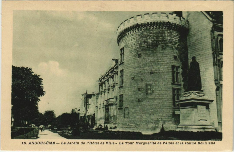 Carte postale ancienne Angouleme- Jardin de l'Hotel de Ville, Tour Marguerite France à Angoulême