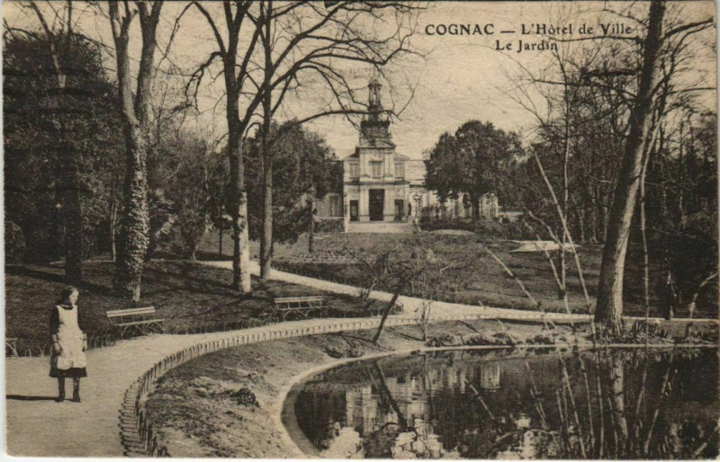 Carte postale ancienne Cognac- Hotel de Ville ,Le Jardin France à Cognac