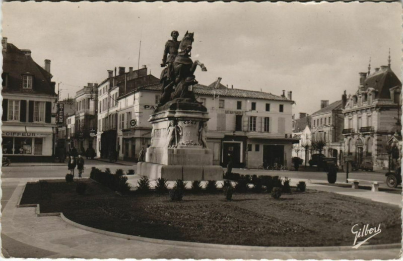 Carte postale ancienne Cognac- Place et Statue Francois 1er France à Cognac