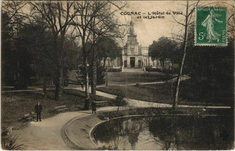 Carte postale ancienne Cognac- Hotel de Ville et le Jardin France à Cognac