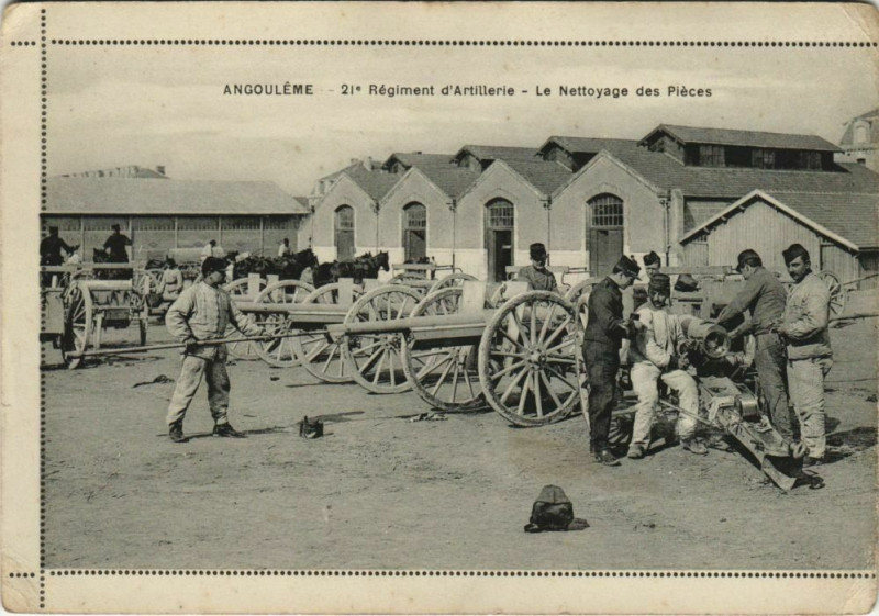 Carte postale ancienne Angouleme- 21e Regiment d'Artillerie,Nettoyage des Pieces France à Angoulême