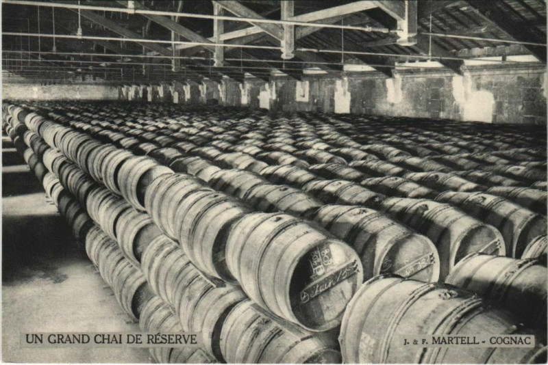 Carte postale ancienne Cognac- Un Grand Chai de Reserve France à Cognac
