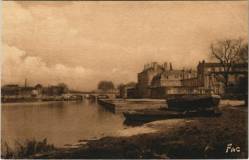 Carte postale ancienne Cognac- La Charente France à Cognac