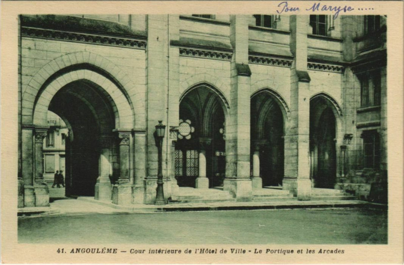 Carte postale ancienne Angouleme- Cour interieure de l'Hotel de Ville France à Angoulême