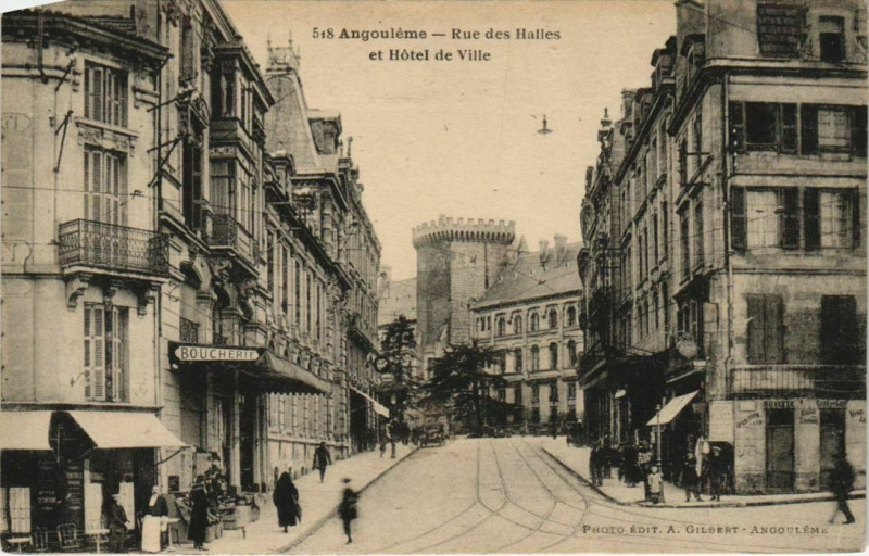 Carte postale ancienne Angouleme- Rue des Halles et Hotel de Ville France à Angoulême
