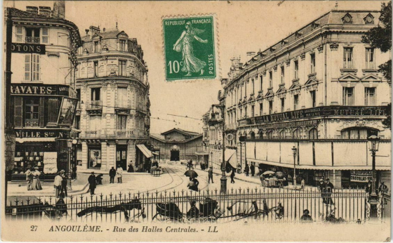 Carte postale ancienne Angouleme- Rue des Halles Centrales France à Angoulême