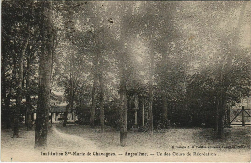 Carte postale ancienne Angouleme- Un des Cours de Recreation France à Angoulême