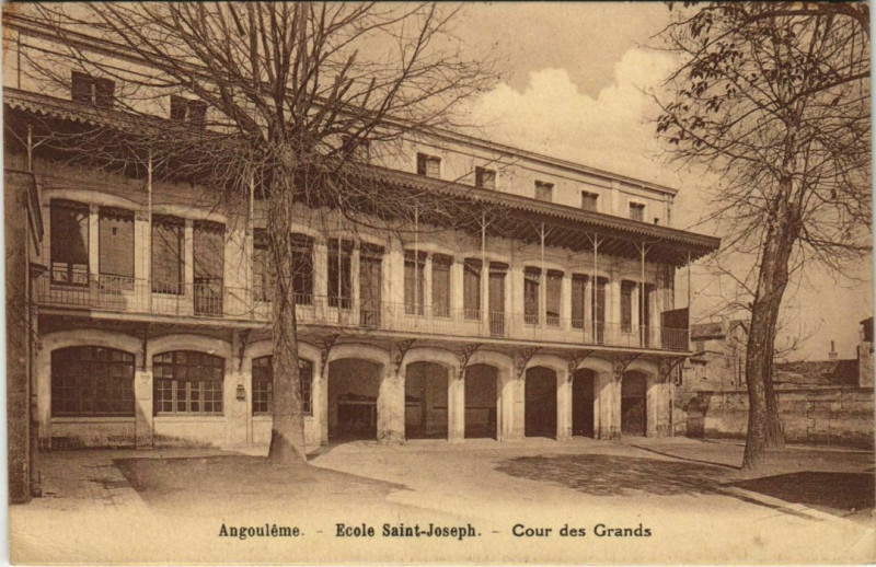 Carte postale ancienne Angouleme- Cour des Grands France à Angoulême