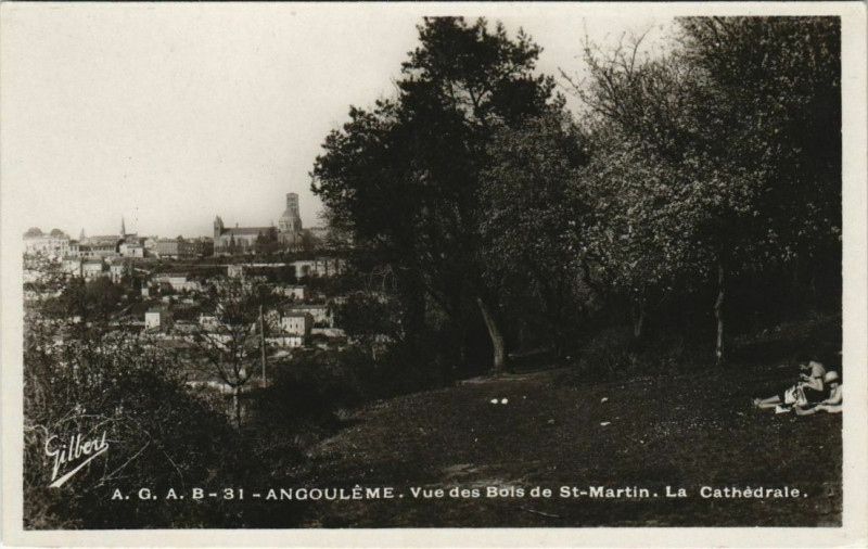 Carte postale ancienne Angouleme- vue des Bois de Saint-Martin,la Cathedrale France à Angoulême