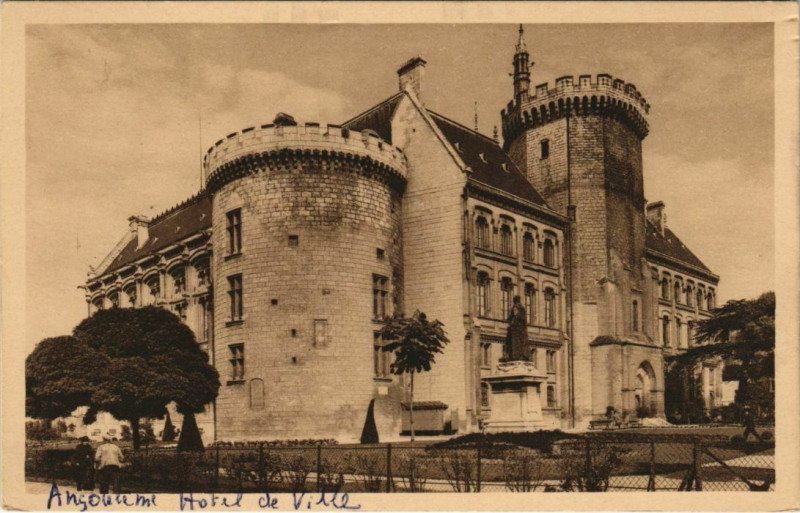 Carte postale ancienne Angouleme- Hotel de Ville France à Angoulême