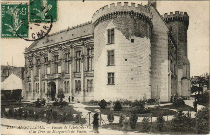 Carte postale ancienne Angouleme- Hotel de Ville et Tour de Marguerite de Valois France à Angoulême