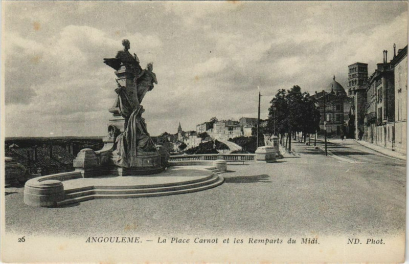 Carte postale ancienne Angouleme- Place Carnot et les Remparts du Midi France à Angoulême