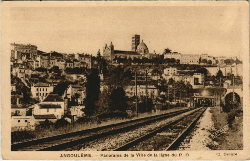 Carte postale ancienne Angouleme- Panorama de la Ville de la ligne du P.O. France à Angoulême