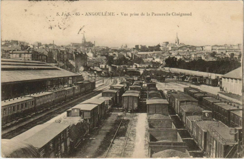 Carte postale ancienne Angouleme- vue prise de la Passerelle Chaignaud France à Angoulême