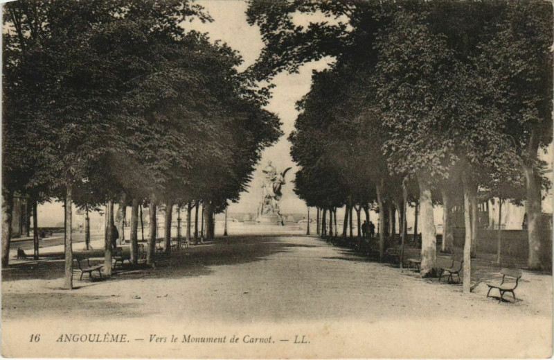 Carte postale ancienne Angouleme- Vers le Monument de Carnot France à Angoulême