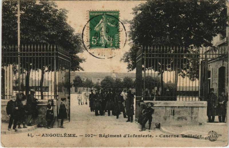 Carte postale ancienne Angouleme- 107e regiment d'Infanterie France à Angoulême