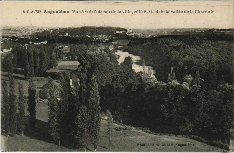 Carte postale ancienne Angouleme- vue a vol d'oiseau de la ville France à Angoulême