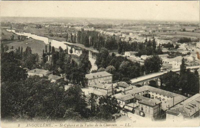 Carte postale ancienne Angouleme- Saint-Cybard et la Valle de la Charente France à Angoulême