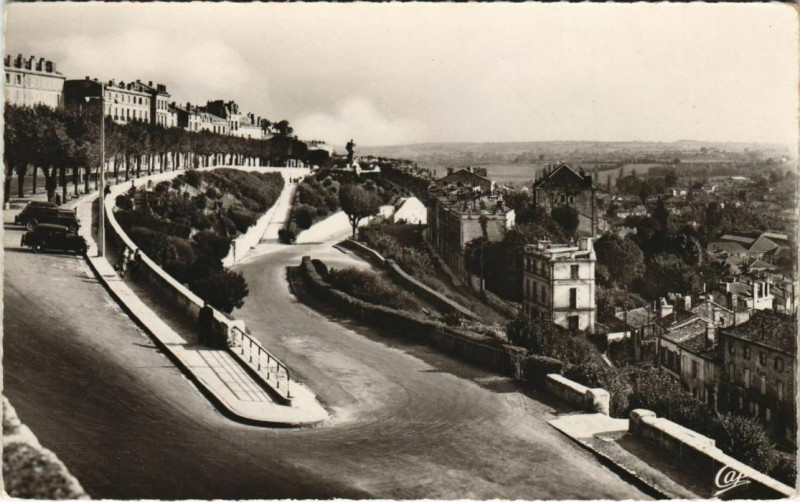 Carte postale ancienne Angouleme- Les Remparts France à Angoulême