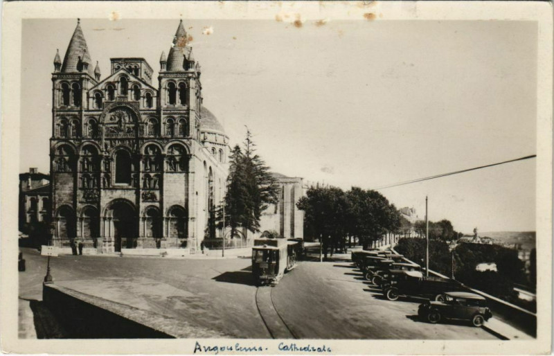 Carte postale ancienne Angouleme- Cathedrale et Boulevard des Remparts Desaix France à Angoulême