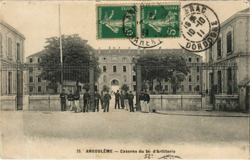 Carte postale ancienne Angouleme- Caserne du 34e d'Artillerie France à Angoulême