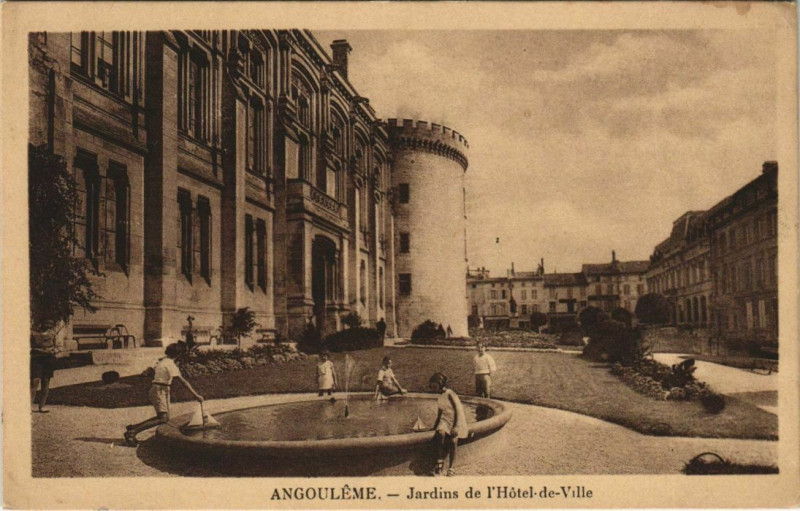 Carte postale ancienne Angouleme- Jardins de l'Hotel de Ville France à Angoulême