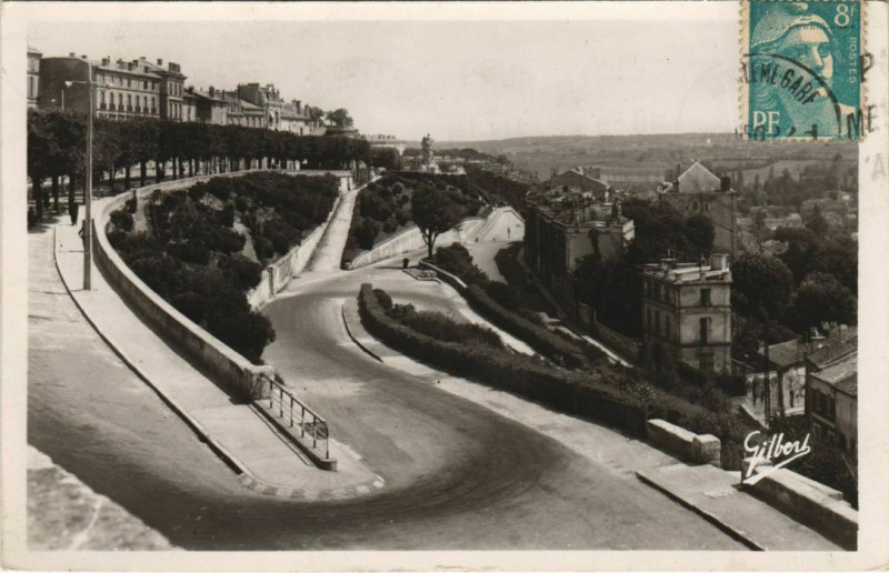 Carte postale ancienne Angouleme- Les Remparts &vue sur le Quartier Saint-Martin France à Angoulême