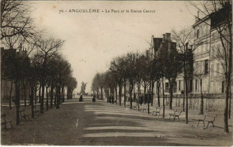 Carte postale ancienne Angouleme- Le Parc et la Statue Carnot France à Angoulême