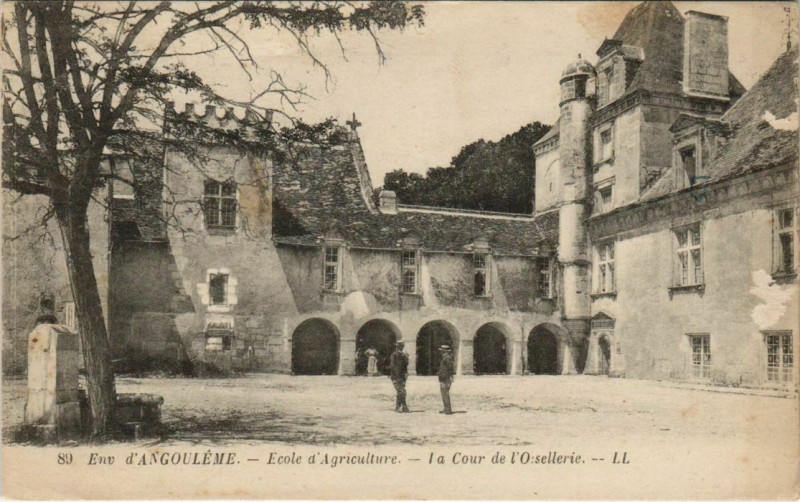 Carte postale ancienne Angouleme- Ecole d'Agriculture ,La Cour de l'Oisellerie France à Angoulême