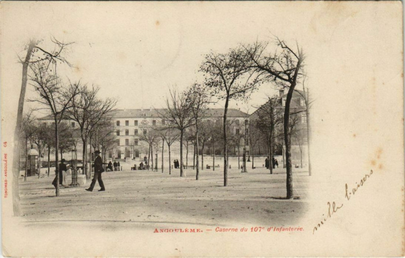 Carte postale ancienne Angouleme- Caserne du 107e d'Infanterie France à Angoulême