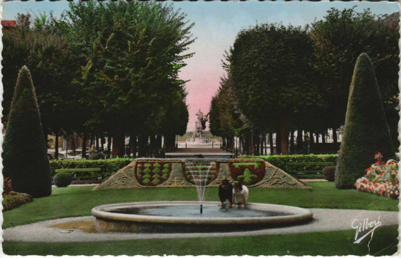 Carte postale ancienne Angouleme- Jardin de l'Hotel de Ville France à Angoulême