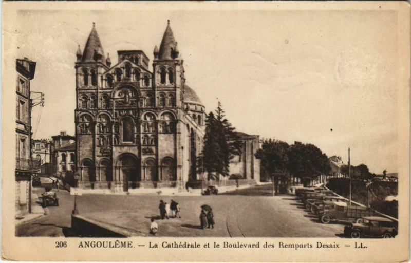 Carte postale ancienne Angouleme- Cathedrale et Boulevard des Remparts Desaix France à Angoulême