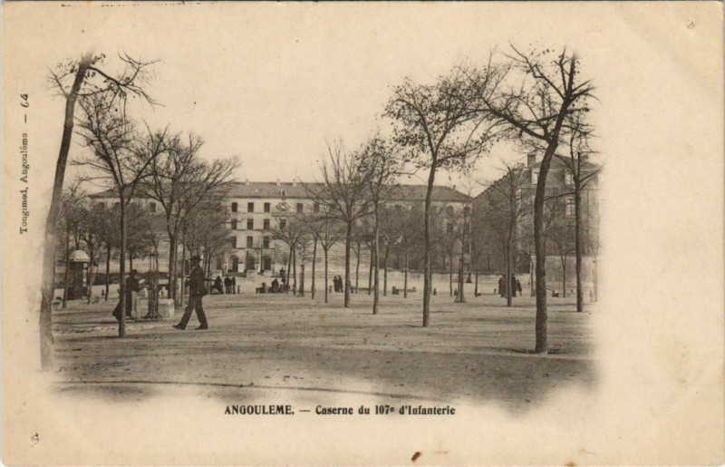 Carte postale ancienne Angouleme- Caserne du 107e d'Infanterie France à Angoulême
