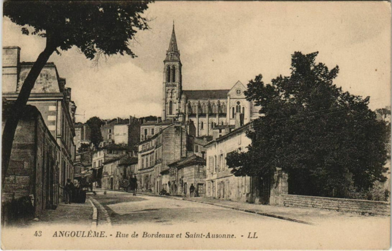 Carte postale ancienne Angouleme- Rue de Bordeaux et Saint Ausonne France à Angoulême