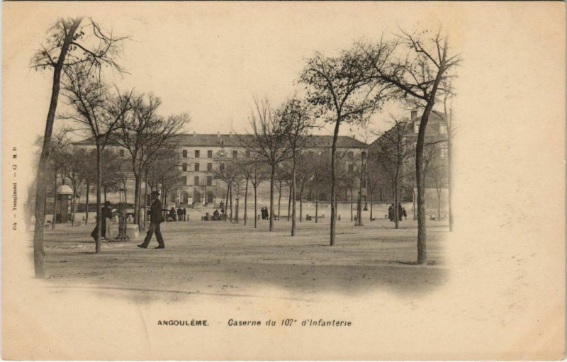 Carte postale ancienne Angouleme- Caserne du 107e d'Infanterie France à Angoulême