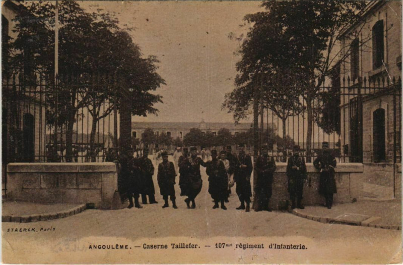Carte postale ancienne Angouleme- 107e regiment d'Infanterie France à Angoulême