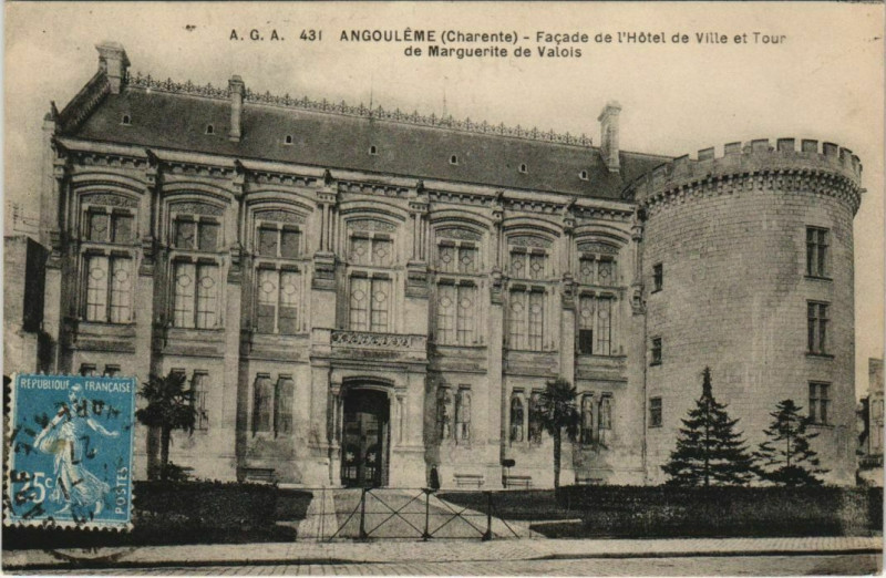 Carte postale ancienne Angouleme- Hotel de Ville et Tour de Marguerite de Valois France à Angoulême