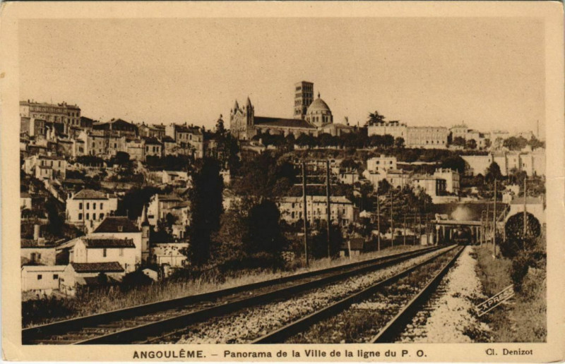 Carte postale ancienne Angouleme- Panorama de la Ville de la ligne du P.O. France à Angoulême