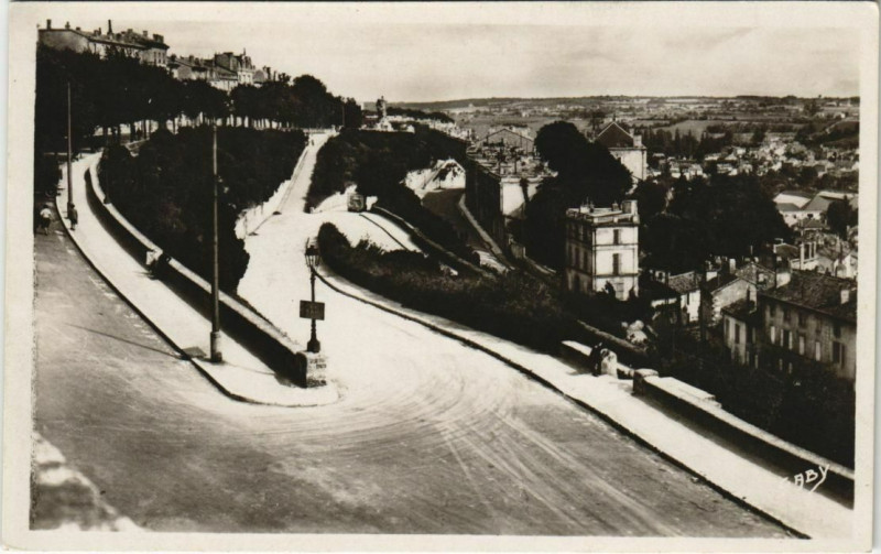 Carte postale ancienne Angouleme- Remparts Desaix et la Vallee France à Angoulême