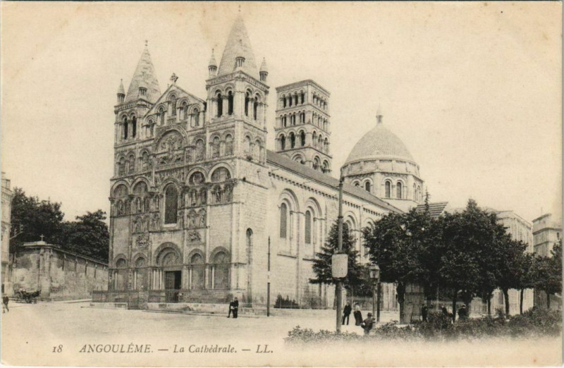 Carte postale ancienne Angouleme- La Cathedrale France à Angoulême