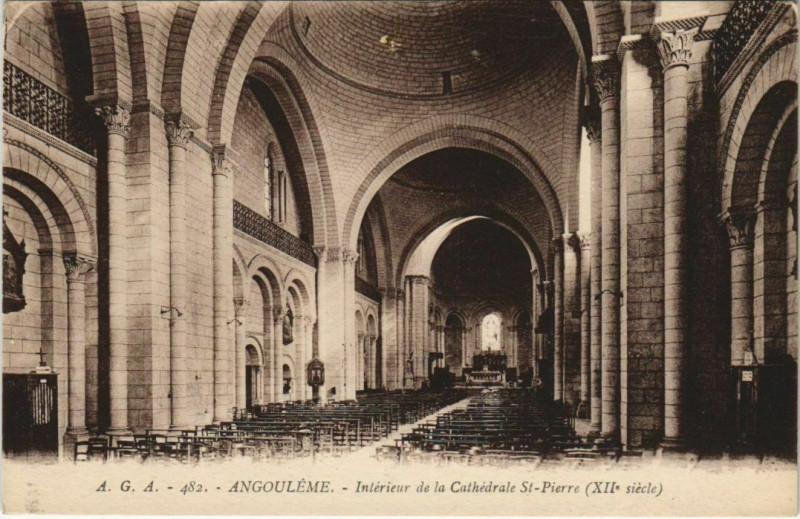 Carte postale ancienne Angouleme- Interieur de la Cathedrale Saint-Pierre France à Angoulême