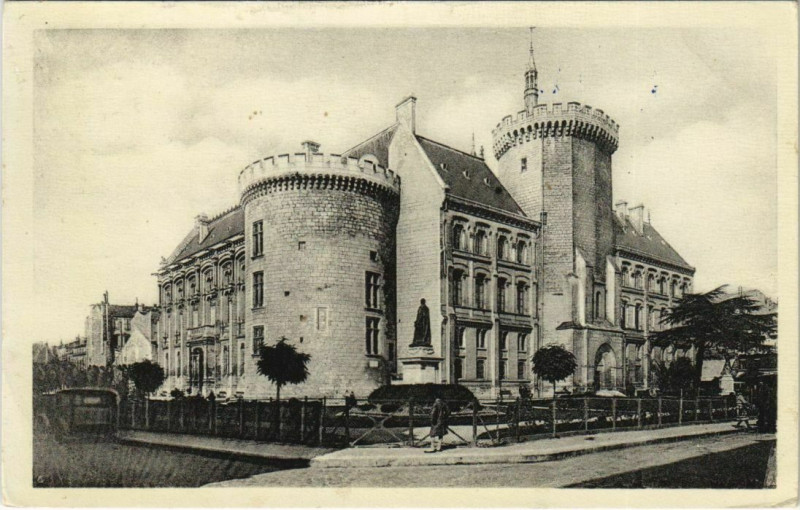 Carte postale ancienne Angouleme- Hotel de Ville et les Jardins France à Angoulême