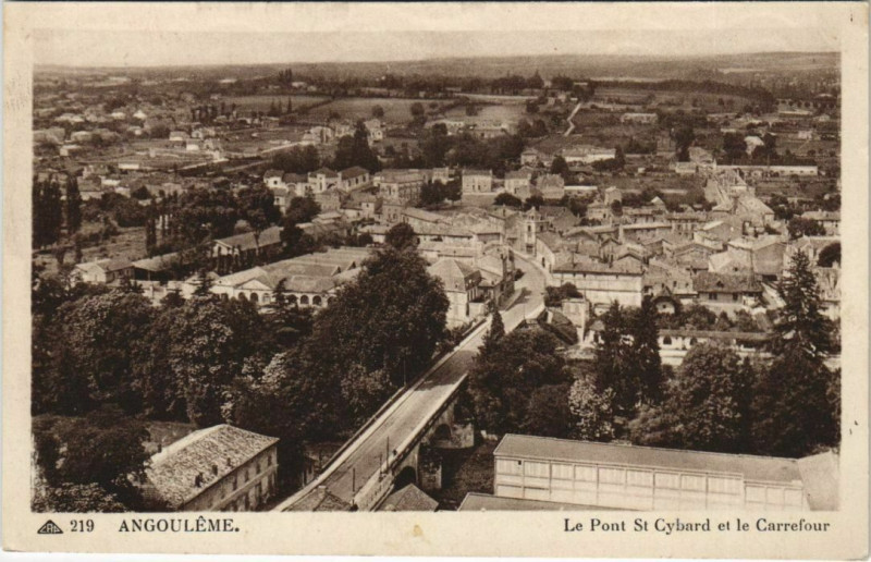 Carte postale ancienne Angouleme- Le Pont Saint-Cybard et le Carrefour France à Angoulême