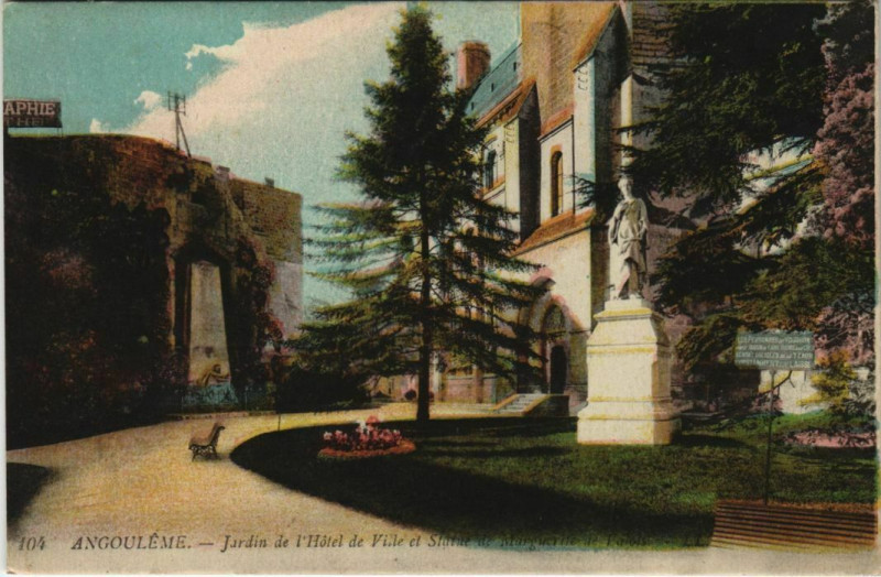 Carte postale ancienne Angouleme- Jardin de l'Hotel de Ville&Statue Marguerite France à Angoulême