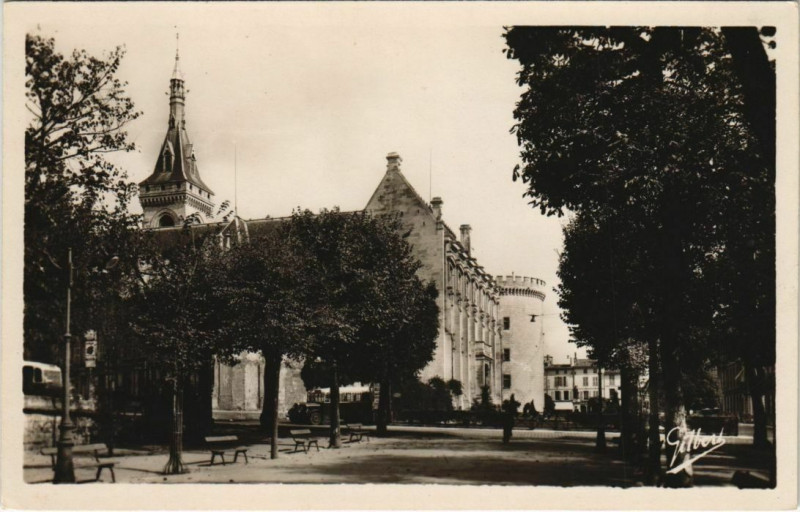 Carte postale ancienne Angouleme- Place du Parc France à Angoulême