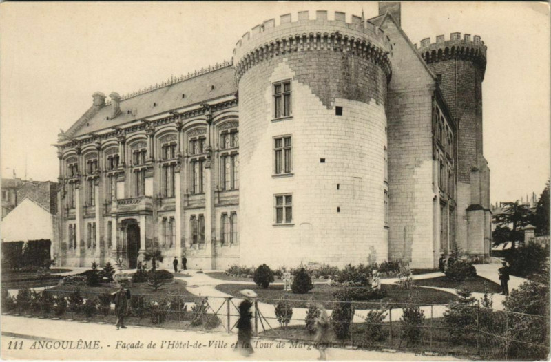 Carte postale ancienne Angouleme- Hotel de Ville et Tour de Marguerite de Valois France à Angoulême