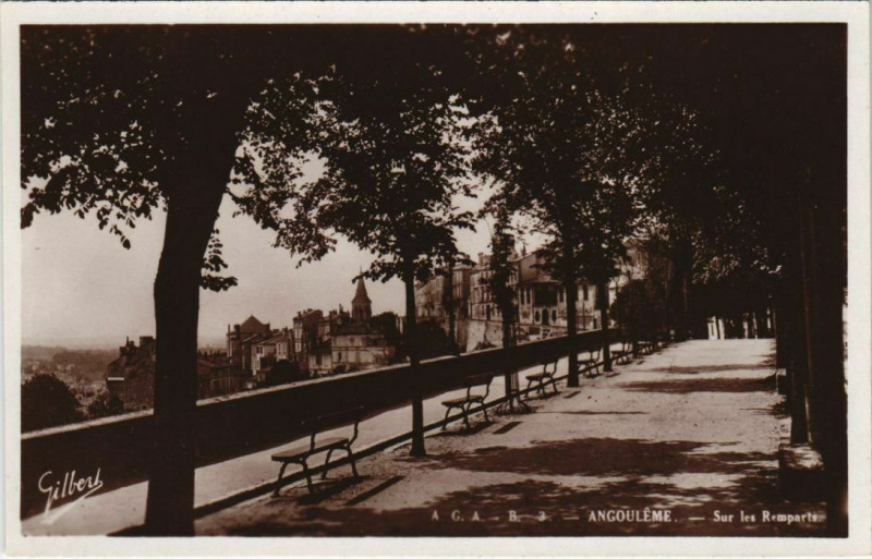 Carte postale ancienne Angouleme- Sur les Remparts France à Angoulême