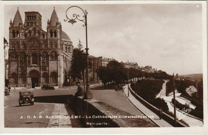 Carte postale ancienne Angouleme- La Cathedrale France à Angoulême