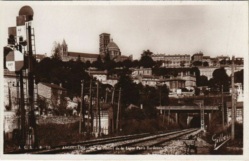 Carte postale ancienne Angouleme- Le Tunnel de la Ligne Paris Bordeaux France à Angoulême